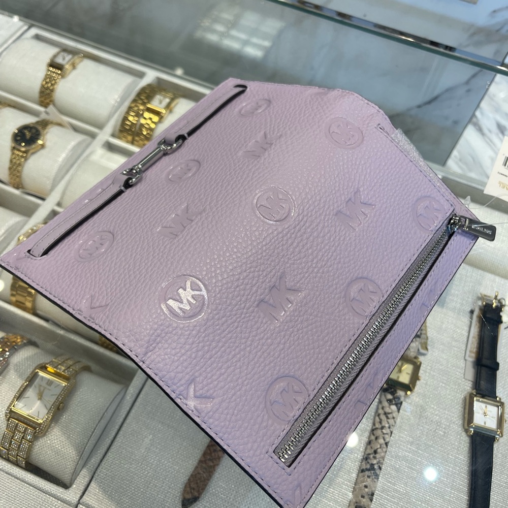 MICHAEL KORS Carson Large Logo Debossed Snap Wallet
Light Quartz
NWT - Picture 14 of 16